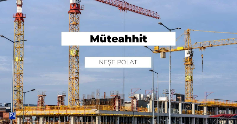Bu görüntü iki vincin bulunduğu bir inşaat alanını tasvir etmektedir. Vinçlerden biri arka planda, önünde uzun sarı metal bir kule var. Kulenin üzerinde siyah harflerle beyaz bir tabela ve fotoğrafın sağ alt köşesinde beyaz harflerle mavi bir tabela görülüyor. Ön planda, yakındaki bir aracın üzerinde penceresi olan bir vinç var. İnşaat alanı nispeten büyük ve uzakta birkaç vinç var. Gökyüzü gri renkte ve birkaç bulut dağılmış durumda.