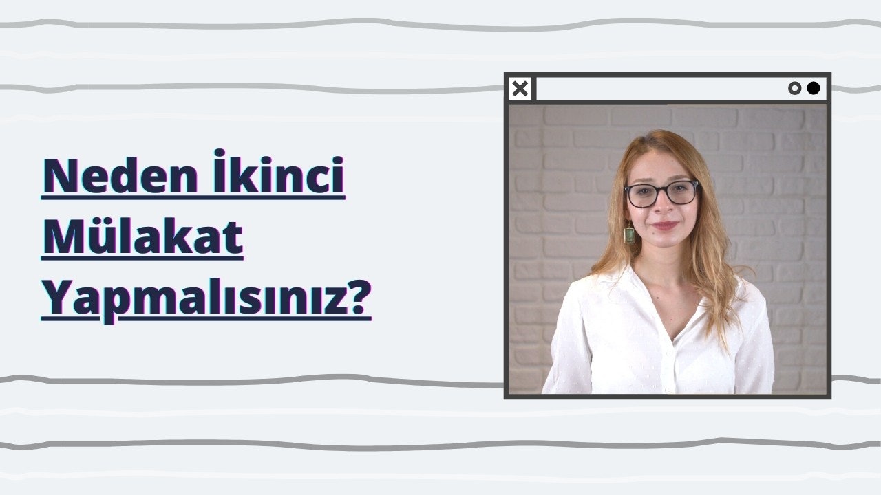 Bu görüntü beyaz gömlekli ve gözlüklü bir kadının portresini gösteriyor. Omuz hizasında kahverengi saçları var ve doğrudan kameraya bakıyor. Beyaz gömlek kısa kollu ve yuvarlak yakalıdır. Kadın siyah çerçeveli bir gözlük takıyor. Arka plan beyazdır ve görüntünün sol tarafında siyah bir y harfi görülmektedir. Uzakta, beyaz yüzey üzerinde bir kişinin gölgesi görülebiliyor. Görüntünün sağ alt köşesinde siyah ve mavi bir logo bulunmaktadır. Görüntü, kadının göğsünün yakın çekimidir ve kıyafetini ve aksesuarlarını vurgulamaktadır. Gömleğin, gözlüğün ve y harfinin detayları açıkça görülebiliyor. Bu görsel, şık ve kendinden emin bir görünüme sahip bir kadının mükemmel bir örneğidir.