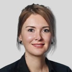 Orta uzunlukta sarı saçlı bir kadın kameraya ışıl ışıl gülümsüyor. Hafif bir teni ve ışıkta parlayan masmavi gözleri var. Dudakları hafifçe ayrılmış ve inci gibi beyaz dişleri ortaya çıkmış. Beyaz duvarları, ahşap zemini ve birkaç parça mobilyası olan aydınlık bir odada duruyor. Üzerinde vücudunu saran çiçek desenli siyah bir elbise var. Resim onun doğal güzelliğini yakalıyor ve neşe duygusu yayıyor. Yüz ifadesi gerçek bir mutluluk ve memnuniyet ifadesi. O anın neşe ve memnuniyetle dolu olması, bu görüntüyü herhangi bir veri kümesi için ideal kılmaktadır.