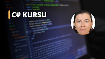 Bu, bilgisayar ekranının önünde gülümseyen bir kadının görüntüsüdür. Muhtemelen C# programlama ile ilgili bir çevrimiçi kursa katılıyor gibi görünüyor. Siyah arka plan üzerindeki beyaz yazılar muhtemelen kurs materyalinin bir parçasıdır ve ekrandaki bulanık metin görüntüsü de kursla ilgili olabilir. Kadının yüzü yakın plandadır, bu da materyale çok dikkat ettiğini göstermektedir. Ayrıca, burnunun yakın çekimi de materyali dikkatle incelediğini göstermektedir. Görüntüden, kadının çevrimiçi bir C# eğitim kursuna katıldığı anlaşılmaktadır.