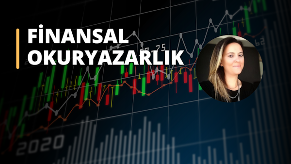 Uzun, siyah saçlı bir kadın bir grafiğin önünde gülümsüyor. Siyah bir gömlek giymiş olan kadın doğrudan kameraya bakıyor, yüzü aydınlanmış ve gözleri parlıyor. Grafiğin üzerinde borsa ya da başka bir finansal veriyi gösteren birkaç çizgi ve sayı var. Arka plan bulanık ama siyah zemin üzerindeki beyaz yazılar göze çarpıyor. Kadın memnun ve gururlu görünüyor, gülümsemesi ışıl ışıl ve bakışları odaklanmış. Kadının görüntüdeki varlığı büyüleyici ve duruşu güven ve duruşu çağrıştırıyor.