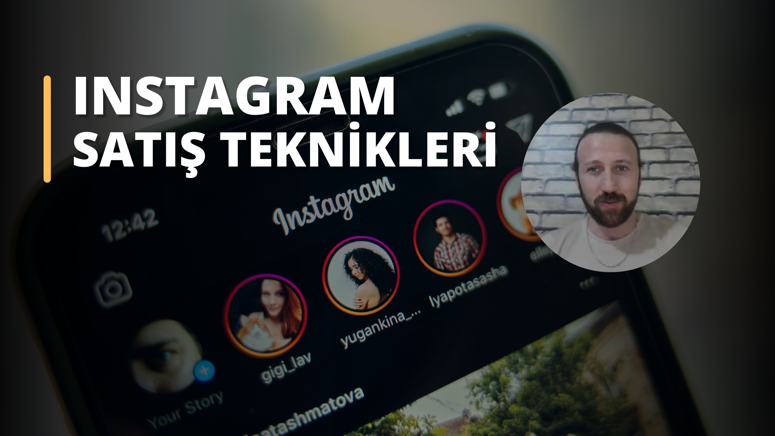 Bu çevrimiçi kurs görüntüsü bir telefon ekranının yakın çekimidir. Sakallı bir adam ve kıvırcık saçlı bir kadın olmak üzere iki farklı figür var. Adam telefonda konuşuyor gibi görünürken kadın sunum yapıyor gibi görünüyor. Arka planda, bir kedi ile bir erkek ve bir kadının bulanık bir görüntüsü var. Ekranda ayrıca gri bir arka plan üzerinde beyaz bir harf gibi görünen bir metin var. Bu görüntü, katılımcıların aktif olarak verimli bir sohbete katıldığı başarılı bir çevrimiçi kurs oturumunun bir anını yakalıyor gibi görünüyor.