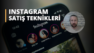 Bu çevrimiçi kurs görüntüsü bir telefon ekranının yakın çekimidir. Sakallı bir adam ve kıvırcık saçlı bir kadın olmak üzere iki farklı figür var. Adam telefonda konuşuyor gibi görünürken kadın sunum yapıyor gibi görünüyor. Arka planda, bir kedi ile bir erkek ve bir kadının bulanık bir görüntüsü var. Ekranda ayrıca gri bir arka plan üzerinde beyaz bir harf gibi görünen bir metin var. Bu görüntü, katılımcıların aktif olarak verimli bir sohbete katıldığı başarılı bir çevrimiçi kurs oturumunun bir anını yakalıyor gibi görünüyor.
