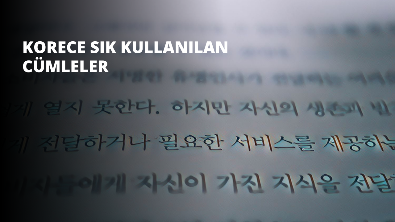 Bu bir metnin yakın çekim görüntüsüdür. Açık renkli bir arka plana karşı siyah bir yazı tipi. Metin iki satırdan oluşuyor ve ilk satır ikincisinden daha kısa. Metin resimde ortalanmıştır ve sol tarafta küçük bir logo ile çerçevenin çoğunu kaplar. Logo, bir üçgen ve içinde bir daire bulunan siyah beyaz bir tasarımdır. Metnin arkasında görüntüye biraz doku katan ince bir alt gölge var. Metin net ve okunaklı, bulanıklık veya pikselleşme belirtisi yok. Genel görüntü iyi aydınlatılmış ve renkler canlı.