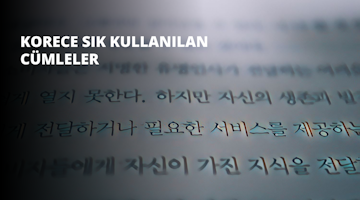 Bu bir metnin yakın çekim görüntüsüdür. Açık renkli bir arka plana karşı siyah bir yazı tipi. Metin iki satırdan oluşuyor ve ilk satır ikincisinden daha kısa. Metin resimde ortalanmıştır ve sol tarafta küçük bir logo ile çerçevenin çoğunu kaplar. Logo, bir üçgen ve içinde bir daire bulunan siyah beyaz bir tasarımdır. Metnin arkasında görüntüye biraz doku katan ince bir alt gölge var. Metin net ve okunaklı, bulanıklık veya pikselleşme belirtisi yok. Genel görüntü iyi aydınlatılmış ve renkler canlı.