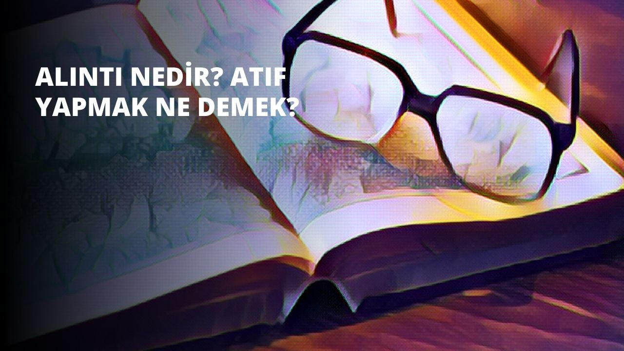 Bu resim, üzerinde siyah çerçeveli bir gözlük bulunan bir kitabı göstermektedir. Kitap açık ve üzerinde yazılar bulunan kırmızı bir kapağa sahip. Gözlük ince siyah bir çerçeveye ve gri renkli gibi görünen camlara sahiptir. Kitap ahşap bir yüzeyin üzerine yerleştirilmiştir ve gözlük kitabın ortasından biraz dışarıda durmaktadır. Gözlüğün bir kolu sağa, diğer kolu sola bakacak şekilde hafifçe eğri durmaktadır. Gözlüğün ayrıca hafif bir eğimi vardır ve bu da sanki kitaptan kayacakmış gibi görünmesine neden olur.