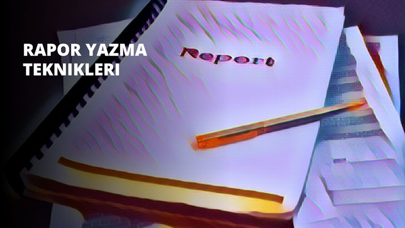 Bu görüntü, altında beyaz bir kâğıt olan ve üzerinde siyah bir kalem bulunan bir dizüstü bilgisayarın yakın çekimini göstermektedir. Dizüstü bilgisayarın siyah bir kenarlığı var ve kağıt hafifçe kırışmış. Arka planda, camları kısmen görülebilen bir güneş gözlüğünün bulanık bir görüntüsü var. Defter ve kalem fotoğrafın ana odağı gibi görünürken, güneş gözlüğü ikincil bir unsur. Görüntüdeki nesnelerin renkleri çoğunlukla siyah, beyaz ve gridir, güneş gözlüğü ise bir miktar renk katmaktadır. Renkler çok fazla dikkat çekmediği için görüntü yumuşak, nötr bir havaya sahip.