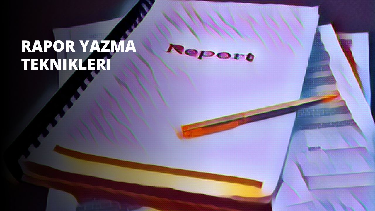 Bu görüntü, altında beyaz bir kâğıt olan ve üzerinde siyah bir kalem bulunan bir dizüstü bilgisayarın yakın çekimini göstermektedir. Dizüstü bilgisayarın siyah bir kenarlığı var ve kağıt hafifçe kırışmış. Arka planda, camları kısmen görülebilen bir güneş gözlüğünün bulanık bir görüntüsü var. Defter ve kalem fotoğrafın ana odağı gibi görünürken, güneş gözlüğü ikincil bir unsur. Görüntüdeki nesnelerin renkleri çoğunlukla siyah, beyaz ve gridir, güneş gözlüğü ise bir miktar renk katmaktadır. Renkler çok fazla dikkat çekmediği için görüntü yumuşak, nötr bir havaya sahip.