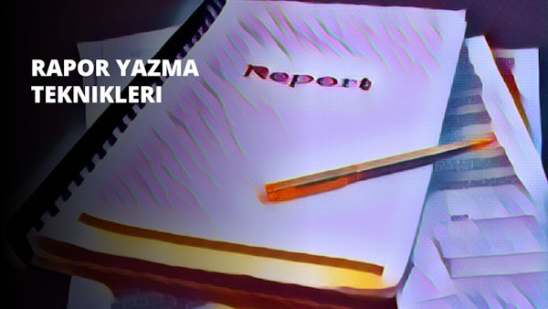 Bu görüntü, altında beyaz bir kâğıt olan ve üzerinde siyah bir kalem bulunan bir dizüstü bilgisayarın yakın çekimini göstermektedir. Dizüstü bilgisayarın siyah bir kenarlığı var ve kağıt hafifçe kırışmış. Arka planda, camları kısmen görülebilen bir güneş gözlüğünün bulanık bir görüntüsü var. Defter ve kalem fotoğrafın ana odağı gibi görünürken, güneş gözlüğü ikincil bir unsur. Görüntüdeki nesnelerin renkleri çoğunlukla siyah, beyaz ve gridir, güneş gözlüğü ise bir miktar renk katmaktadır. Renkler çok fazla dikkat çekmediği için görüntü yumuşak, nötr bir havaya sahip.