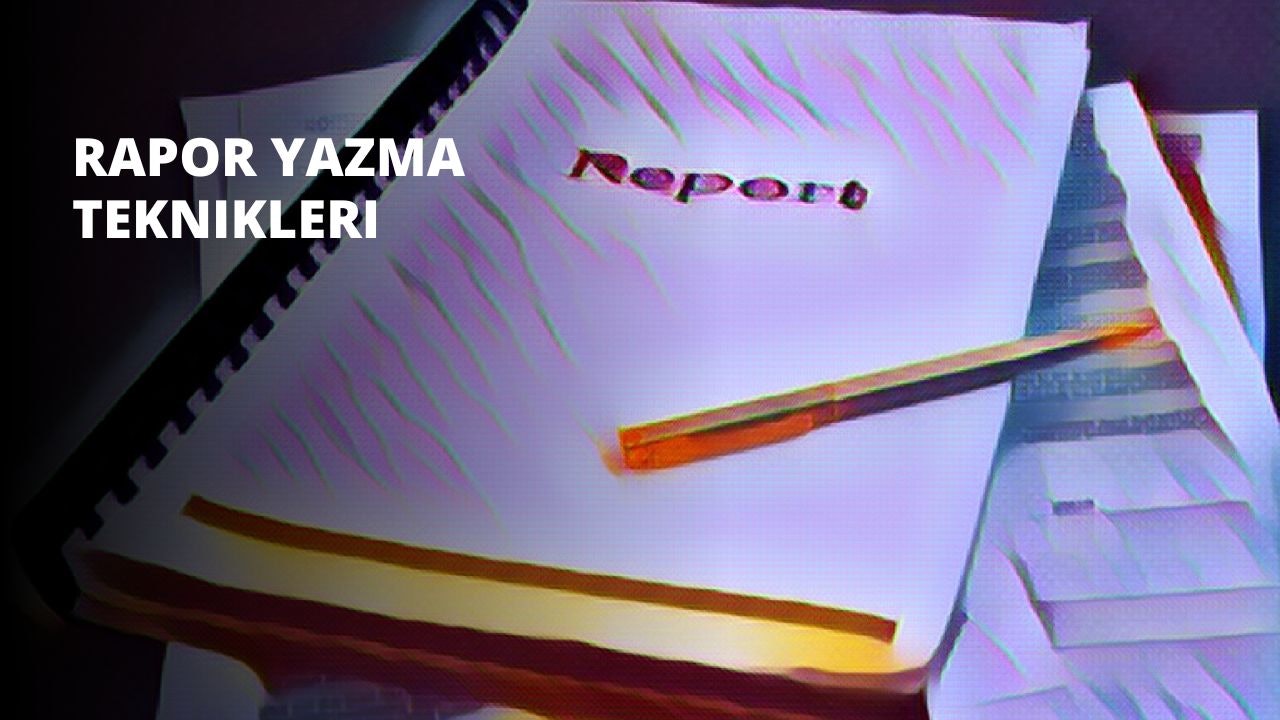 Bu görüntü, altında beyaz bir kâğıt olan ve üzerinde siyah bir kalem bulunan bir dizüstü bilgisayarın yakın çekimini göstermektedir. Dizüstü bilgisayarın siyah bir kenarlığı var ve kağıt hafifçe kırışmış. Arka planda, camları kısmen görülebilen bir güneş gözlüğünün bulanık bir görüntüsü var. Defter ve kalem fotoğrafın ana odağı gibi görünürken, güneş gözlüğü ikincil bir unsur. Görüntüdeki nesnelerin renkleri çoğunlukla siyah, beyaz ve gridir, güneş gözlüğü ise bir miktar renk katmaktadır. Renkler çok fazla dikkat çekmediği için görüntü yumuşak, nötr bir havaya sahip.