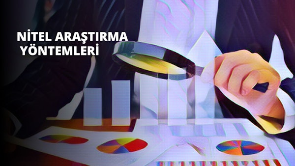 Bir kişi merakla bir büyüteçten bakıyor. Kişi kolunu bükmüş, dirseği vücuduna yakın ve parmakları bardağın sapını kavrıyor. Büyüteç gözüne doğru tutulmakta ve diğer eli de bardağı sabitlemek için yüzüne dayanmaktadır. Kişi mavi bir gömlek ve siyah bir pantolon giymektedir ve kahverengi saçları vardır. Arka plan bulanık, ancak ön planda renkli bir pasta grafiği var gibi görünüyor. Kişinin solunda, duvarda bir grafik görülüyor. Kişi büyüteçteki bir şeyi tanımlamaya odaklanmış görünüyor.