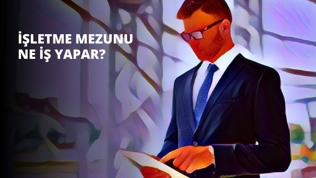 Görüntüde açık mavi takım elbise giyen ve kravat takan bir adam görülüyor. Beyaz bir elbise gömleği giyiyor ve kravatı ince düz bir renk. Saçları düzgünce arkaya taranmış ve yüzünde ciddi bir ifadeyle doğrudan kameraya bakıyor. Beyaz bir duvarın önünde durmaktadır ve ellerini önünde kavuşturmuştur. Adam siyah elbise ayakkabıları giyiyor ve kıyafeti şık bir şekilde bir araya getirilmiş. Duruşu kendinden emin ve profesyoneldir ve önemli bir figür gibi görünmektedir.