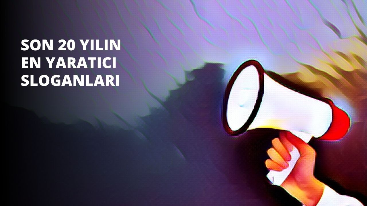 Bir kişi görüntünün ortasında durmakta ve sağ elinde büyük, siyah bir megafon tutmaktadır. Bu kişi yeşil beyaz çizgili bir gömlek ve mavi bir kot pantolon giyiyor. Yüzü görünmüyor ama kısa kahverengi saçları var. Megafon yuvarlaktır ve metal bir sapı vardır. Gökyüzüne doğru doğrultulmuştur. Kişinin sağ kolu önünde uzanmakta ve eli megafonu sıkıca kavramaktadır. Resmin arka planında bulanık yeşil bir alan ve uzakta ağaçlar var.