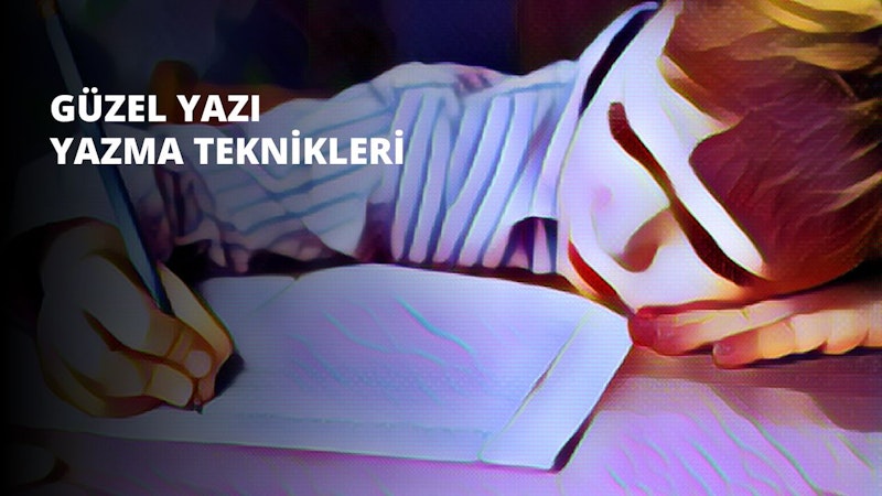 Siyah maske takan bir kişi beyaz bir arka planın önünde durmaktadır. Sol elinde bir parça beyaz kâğıt, sağ elinde ise bir kalem tutmaktadır. Gözleri maskenin arkasından görülebiliyor ve saçları arkadan bağlı. Kağıda bir şeyler yazıyor ve dikkatle konsantre oluyor. Kişinin ifadesi ciddi ve odaklanmış ve beyaz yakalı siyah bir gömlek giyiyor.