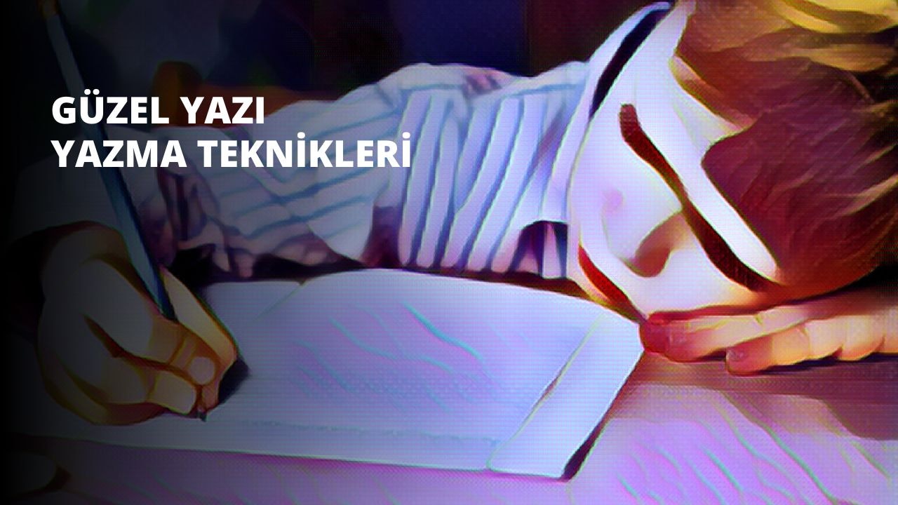 Siyah maske takan bir kişi beyaz bir arka planın önünde durmaktadır. Sol elinde bir parça beyaz kâğıt, sağ elinde ise bir kalem tutmaktadır. Gözleri maskenin arkasından görülebiliyor ve saçları arkadan bağlı. Kağıda bir şeyler yazıyor ve dikkatle konsantre oluyor. Kişinin ifadesi ciddi ve odaklanmış ve beyaz yakalı siyah bir gömlek giyiyor.