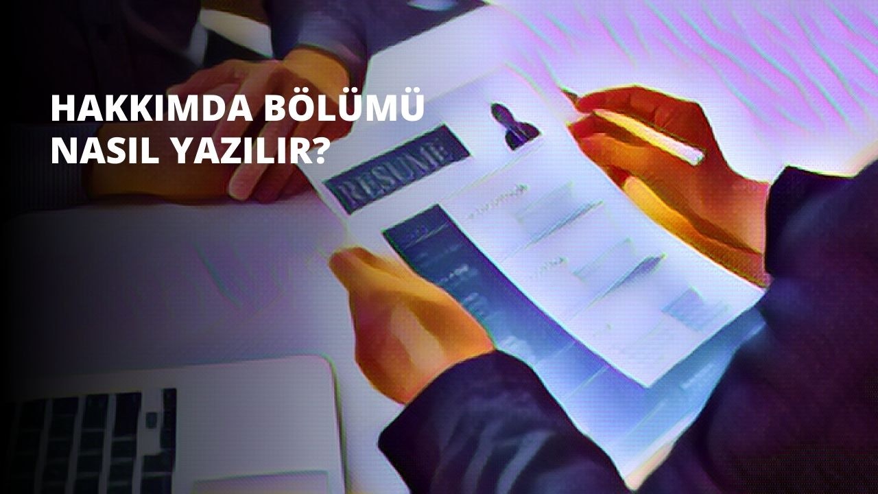 Bir kişi elinde beyaz bir kağıt parçası tutarken görülüyor. Kişinin üzerinde mavi bir gömlek vardır ve saçları arkaya doğru toplanmıştır. Beyaz duvarları ve bej rengi halısı olan bir odada durmaktadır. Sol kolu dirsekten bükülüdür ve eli kağıdı sıkıca kavramıştır. Sağ ellerinde ise siyah bir kalem tutmaktadırlar. Sol ellerindeki kâğıda ve üzerindeki yazıya konsantre olmuş gibi görünüyorlar. Odadaki aydınlatma parlak ve eşittir ve kişinin ve kağıdın iyi bir şekilde görülmesini sağlar.