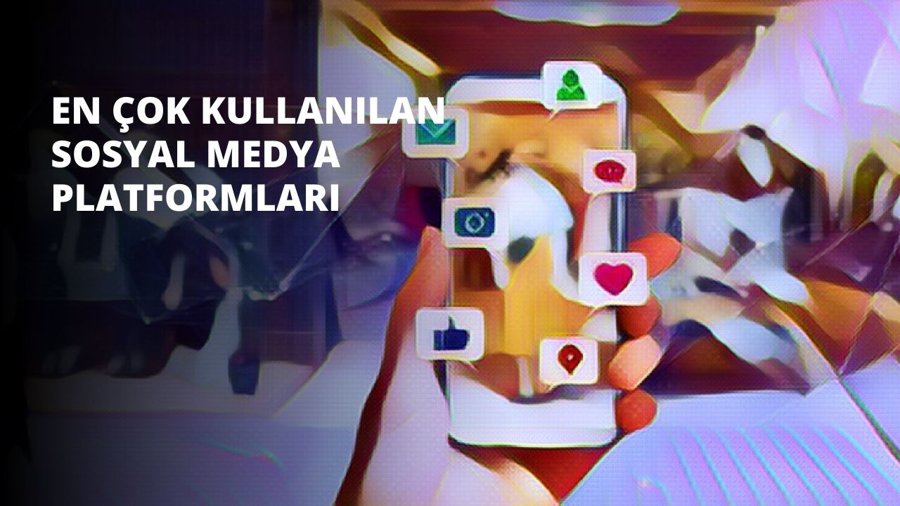 Bir kişi, 0,825'lik bir doğrulukla son derece emin bir şekilde selfie çekerken yakalanmıştır. Kişi beyaz bir gömlek giymiş, kolunu uzatmış ve elinde bir akıllı telefon tutmaktadır. Arka planda, beyaz bir yüzey üzerinde 0,738 güvenle kırmızı bir oval görülüyor. Ek olarak, 0,623 güvenle kırmızı ve beyaz bir harita işaretçisi görülmektedir. Selfie, arka planda ağaçların ve tepede mavi bir gökyüzünün olduğu bir açık hava ortamında çekilmiştir. Kişinin kulaktan kulağa gülümsemesi, selfie çektiği için mutlu olduğu izlenimini veriyor.