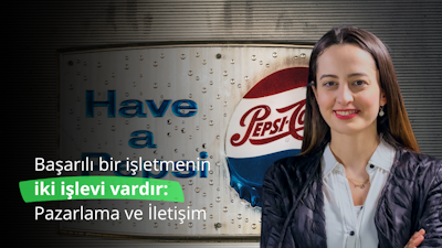 Görselde bir Pepsi tabelasının önünde gülümseyen bir kadın görülüyor ve bu da etkili bir pazarlama iletişimi olduğunu gösteriyor. Görüntünün odak noktası olan kadının yüz ifadesi, marka ile deneyimini paylaştığı için mutlu ve heyecanlı olduğunu gösteriyor. Tabelanın parlak renkli olması ve göze çarpması potansiyel müşterilerin dikkatini çekmeye yardımcı oluyor. Logonun ve kadının boynunun yakından çekilmiş olması görsele ekstra bir ayrıntı katmanı ekleyerek onu görsel açıdan çekici kılıyor ve marka mesajını güçlendiriyor. Genel olarak bu görsel etkili bir pazarlama iletişimi kursu sunuyor.