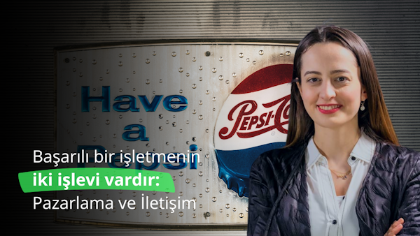 Görselde bir Pepsi tabelasının önünde gülümseyen bir kadın görülüyor ve bu da etkili bir pazarlama iletişimi olduğunu gösteriyor. Görüntünün odak noktası olan kadının yüz ifadesi, marka ile deneyimini paylaştığı için mutlu ve heyecanlı olduğunu gösteriyor. Tabelanın parlak renkli olması ve göze çarpması potansiyel müşterilerin dikkatini çekmeye yardımcı oluyor. Logonun ve kadının boynunun yakından çekilmiş olması görsele ekstra bir ayrıntı katmanı ekleyerek onu görsel açıdan çekici kılıyor ve marka mesajını güçlendiriyor. Genel olarak bu görsel etkili bir pazarlama iletişimi kursu sunuyor.