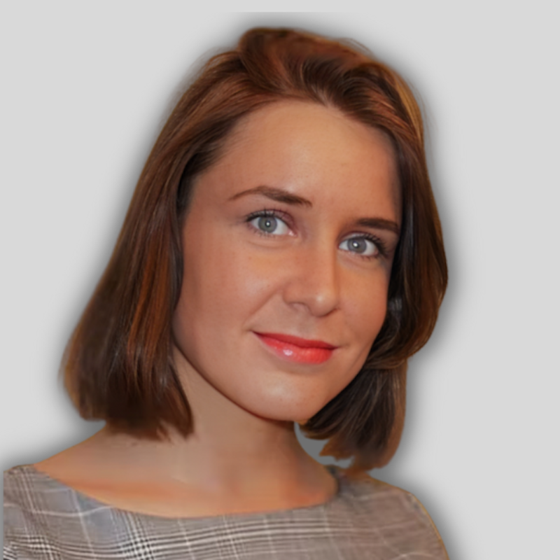 Bu, kısa kahverengi saçlı genç bir kadının yakından çekilmiş bir fotoğrafı. Yüzünde hoş bir ifade var. Gözleri koyu kahverengi ve zeki bir ışıltıya sahip. Burnu küçük ve hafif kalkık. Dudakları dolgun ve hafif pembe bir tona sahip. Yanaklarına hafifçe doğal bir allık sürülmüştür. Çene çizgisi belirgin ve saçları omuzlarının hemen üzerinde düzgün bir bob şeklinde kesilmiş. Saçlarında hoş doğal dalgalar var ve yüzünü güzelce çerçeveliyor. Kendinden emin, rahat ve doğal görünüyor.