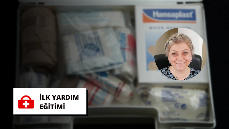 Bu, ilk yardım eğitimine odaklanan çevrimiçi bir kursun görüntüsüdür. Resimde plastik bir torbanın içinde, ilk yardımla ilgili çeşitli eşyalarla çevrili bir kadın yüzü görülüyor. Arka planda siyah metinli beyaz bir işaret, kırmızı bir kutu içinde kırmızı ve beyaz bir haç ve bir çantanın yakın çekimi var. Kadın kameraya gülümsüyor ve ağzının yakın çekimi var. Ayrıca, içinde bir paket ilaç bulunan bir çekmece vardır. Bu görsel, ilk yardım eğitiminin önemini ve hayat kurtarmaya yardımcı olacak bilgileri hatırlatmaktadır.