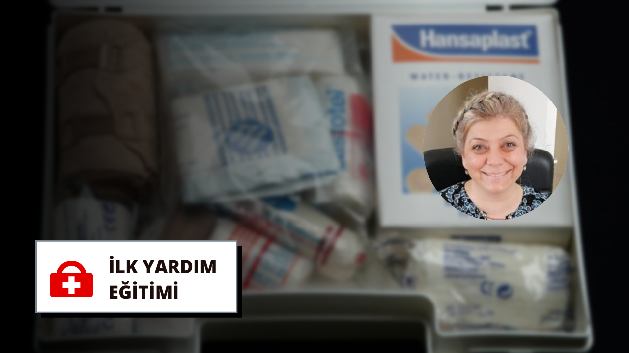 Bu, ilk yardım eğitimine odaklanan çevrimiçi bir kursun görüntüsüdür. Resimde plastik bir torbanın içinde, ilk yardımla ilgili çeşitli eşyalarla çevrili bir kadın yüzü görülüyor. Arka planda siyah metinli beyaz bir işaret, kırmızı bir kutu içinde kırmızı ve beyaz bir haç ve bir çantanın yakın çekimi var. Kadın kameraya gülümsüyor ve ağzının yakın çekimi var. Ayrıca, içinde bir paket ilaç bulunan bir çekmece vardır. Bu görsel, ilk yardım eğitiminin önemini ve hayat kurtarmaya yardımcı olacak bilgileri hatırlatmaktadır.