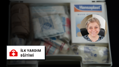 Bu, ilk yardım eğitimine odaklanan çevrimiçi bir kursun görüntüsüdür. Resimde plastik bir torbanın içinde, ilk yardımla ilgili çeşitli eşyalarla çevrili bir kadın yüzü görülüyor. Arka planda siyah metinli beyaz bir işaret, kırmızı bir kutu içinde kırmızı ve beyaz bir haç ve bir çantanın yakın çekimi var. Kadın kameraya gülümsüyor ve ağzının yakın çekimi var. Ayrıca, içinde bir paket ilaç bulunan bir çekmece vardır. Bu görsel, ilk yardım eğitiminin önemini ve hayat kurtarmaya yardımcı olacak bilgileri hatırlatmaktadır.