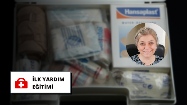 Bu, ilk yardım eğitimine odaklanan çevrimiçi bir kursun görüntüsüdür. Resimde plastik bir torbanın içinde, ilk yardımla ilgili çeşitli eşyalarla çevrili bir kadın yüzü görülüyor. Arka planda siyah metinli beyaz bir işaret, kırmızı bir kutu içinde kırmızı ve beyaz bir haç ve bir çantanın yakın çekimi var. Kadın kameraya gülümsüyor ve ağzının yakın çekimi var. Ayrıca, içinde bir paket ilaç bulunan bir çekmece vardır. Bu görsel, ilk yardım eğitiminin önemini ve hayat kurtarmaya yardımcı olacak bilgileri hatırlatmaktadır.