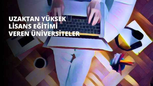 Bir kişi sandalyede oturuyor ve dikkatle önündeki dizüstü bilgisayara odaklanmış durumda. Kişinin elleri klavyenin üzerinde, işaret parmakları tuşların üzerinde durmaktadır. Dizüstü bilgisayar açık ve yüzeyinde bir ışık parlıyor. Kişinin yüzü kısmen görünür, gözleri ekrana odaklanmıştır. Sandalye nötr bir renktedir ve kolları kavislidir. Dizüstü bilgisayar gümüş rengindedir ve sağ tarafında bir trackpad vardır. Kişi siyah bir gömlek ve koyu renk pantolon giymektedir. Ortam sakin ve kişinin etrafı huzurlu atmosfere katkıda bulunan birkaç bitkiyle çevrili. Kişi tamamen görevine dalmış, çevresinden habersiz.