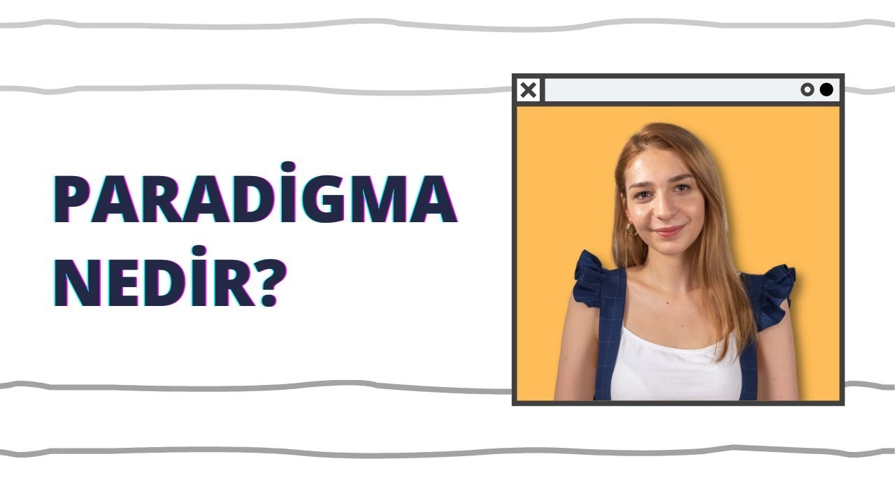 Bu görüntüde bir kadının yüzünün yakın çekimi yer alıyor. Parlak, dostça bir gülümsemeyle doğrudan kameraya bakıyor. Sarı saçları kısmen arkaya toplanmış ve mavi bir sırt çantası takıyor. Arka plan düz beyaz ve özne odakta. Çerçevenin sağ üst köşesinde beyaz harflerle yazılmış siyah ve mor bir tabela da görülüyor. Kadının göğsü de sağ alt köşede detaylı bir yakın çekimle görülebiliyor. Kadının gözleri parlak ve dudakları hoş bir gülümsemeyle kıvrılmış. Görüntü neşe ve memnuniyet hissi uyandırıyor.