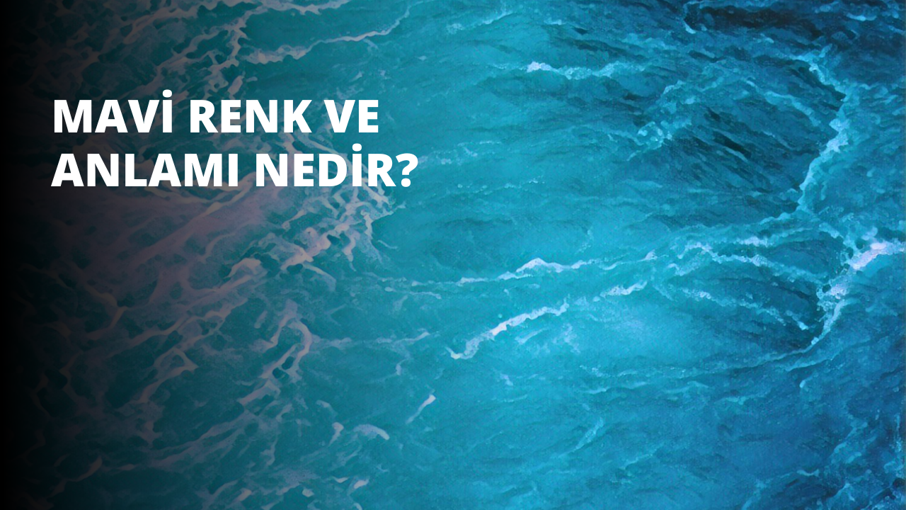 Yandan beyaz dalgaların geldiği mavi bir su kütlesinin yakın plan çekimi. Güneş ışığı yüzeyden yansıyarak parıltılı bir etki yaratıyor. Ortada, mavi arka planda göze çarpan, üzerinde beyaz metin bulunan büyük bir tabela var. Metin kalın bir yazı tipiyle yazılmış ve harfler belirgin bir şekilde öne çıkıyor. Tabelanın her iki yanında sahneye hareket hissi katan ince beyaz çizgiler yer alıyor. Resmin alt kısmında mavi zemin üzerinde beyaz bir harf görülüyor. Harf ince beyaz bir kenarlıkla çevrelenerek öne çıkarılmış. Resmin sağ üst köşesinde, mavi bir su yüzeyinin yakın çekimi görülüyor ve yüzeyde beyaz dalgalanmalar var. Görselin tamamında mavi ve beyazın bir arada kullanılması sakin ve huzur verici bir atmosfer yaratıyor.