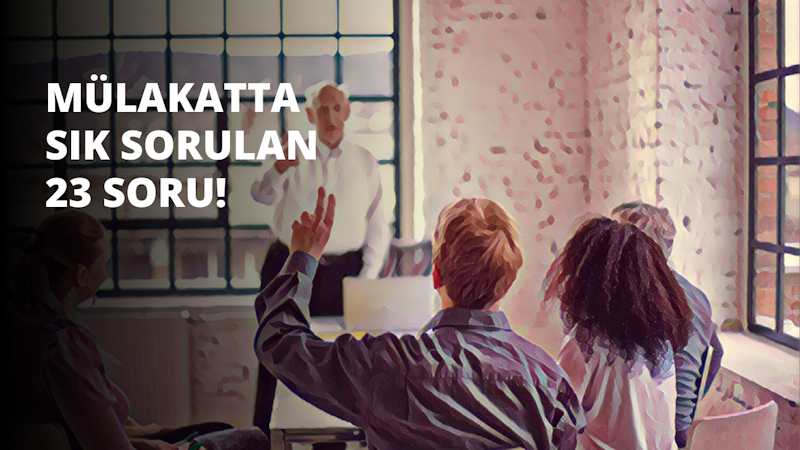 Bir grup insan yüzlerinde farklı ifadelerle bir odada oturmaktadır. Ortada, beyaz gömlekli bir adam elini kaldırıyor. Sağında, uzun saçlı bir kadın pencereden dışarı bakıyor, bakışları uzak ve düşünceli. Çerçevenin alt kısmına doğru, üzerinde beyaz bir 'O' harfi basılı olan bir fincan odaktadır. Köşede, ifadesi okunamayan bir kişinin başının yakın çekimi görülüyor.