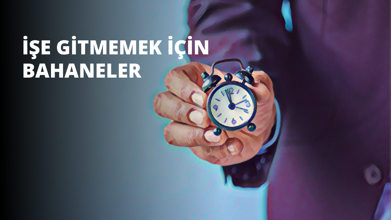 Dijital göstergeli küçük, beyaz bir çalar saati tutan bir elin yakın çekimi. Saat dikdörtgen şeklindedir, ön tarafında iki siyah düğme vardır ve saat 8:15'e ayarlanmıştır. El saati sıkıca kavramaktadır ve parmaklar hafifçe birbirinden ayrılmıştır, bu da parmak uçlarındaki cilt dokusunu ve kırışıklıkları göstermektedir. Arka plan bulanık ve odak dışıdır, bu da sığ bir alan derinliği yaratır. Görüntü parlak ve iyi aydınlatılmış, bu da saatin ve elin ayrıntılarını vurguluyor.