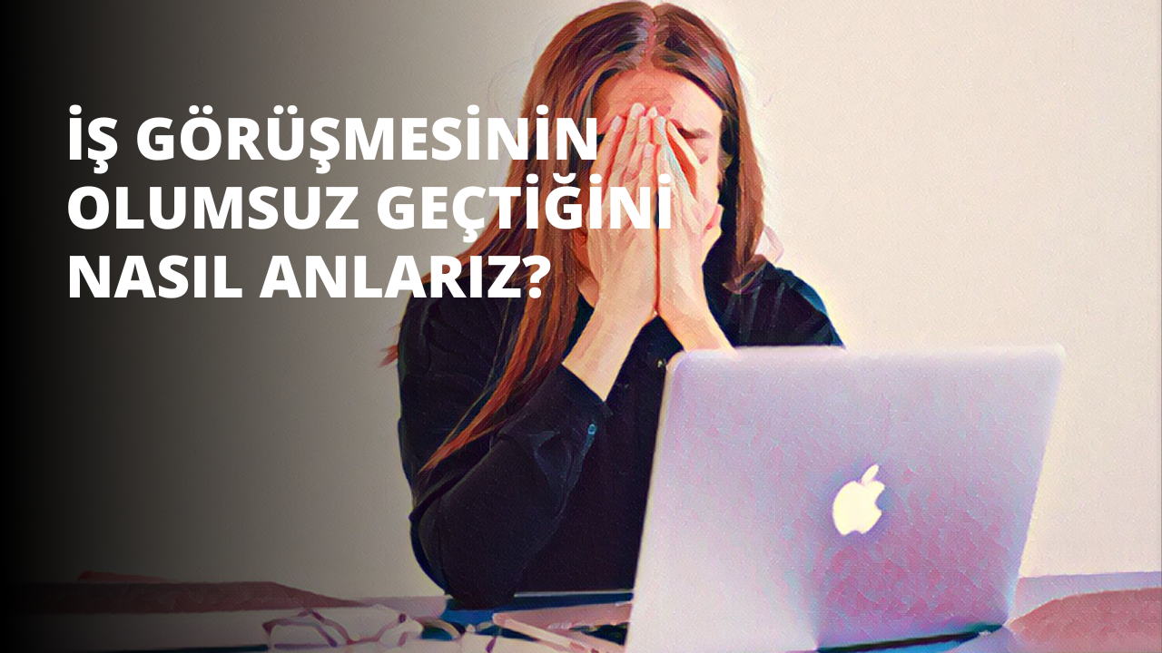 Yüzünde sıkıntılı bir ifade olan bir kadın bir dizüstü bilgisayarın üzerine çömelmiş olarak görülüyor. Elleri sıkıca yüzünün üzerine yerleştirilmiş, gözlerini ve burnunu kapatıyor. Saçları koyu renktir ve dağınık görünmektedir. Dizüstü bilgisayar ona doğru çevrilmiş ve ekran parlak bir ışıkla aydınlatılmış. Kadın beyaz duvarlı modern bir odada oturuyor gibi görünüyor. Işık yumuşak ve dağınıktır, sahnenin atmosferine katkıda bulunur. Dizüstü bilgisayar, siyah tabanı ve gümüş fırçalanmış kapağıyla klasik bir tarza sahip gibi görünüyor.