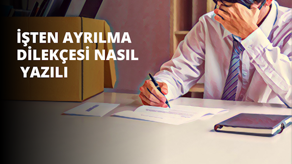 Bir adam masada oturuyor, kravat takmış ve yere bakıyor. Bir kâğıda bir şeyler yazıyor ve dikkatle konsantre oluyor. Yüzü ciddi ve odaklanmış. Taktığı kravat parlak kırmızı renktedir ve arka planda üzerinde beyaz yazılar olan sarı bir kutu vardır. Ön planda, karmaşık detayları görülebilen bir kumaşın yakın çekimi var. Adam elindeki işe tamamen dalmış, kâğıda özenle yazıyor.