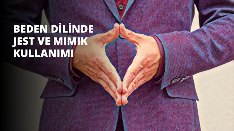 Bir kişi beyaz bir duvarın önünde durmakta, kollarını iki yana açmış, elleriyle bir kalp şekli oluşturmaktadır. Kişinin başı hafifçe sola doğru eğiktir ve gözleri kapalıdır. Gülümsüyor gibi görünüyorlar ve saçları at kuyruğu şeklinde arkaya toplanmış. Açık mavi bir gömlek ve koyu renk bir pantolon giymişlerdir. Kişinin kolları hafifçe bükülmüş ve elleri bir kalp şekli oluşturuyor. Kalp şekli simetriktir ve etrafında açık pembe bir parıltı vardır. Kişinin duruşu neşe ve memnuniyet hissi veriyor. Kişinin yüz ifadesi ve beden dili mutlu ve rahat olduğunu gösteriyor. Arka plan, üzerinde çizgiler ve şekiller bulunan beyaz bir duvardır ve bu da ona ince bir doku kazandırır. Genel görüntü huzurlu ve dingin.