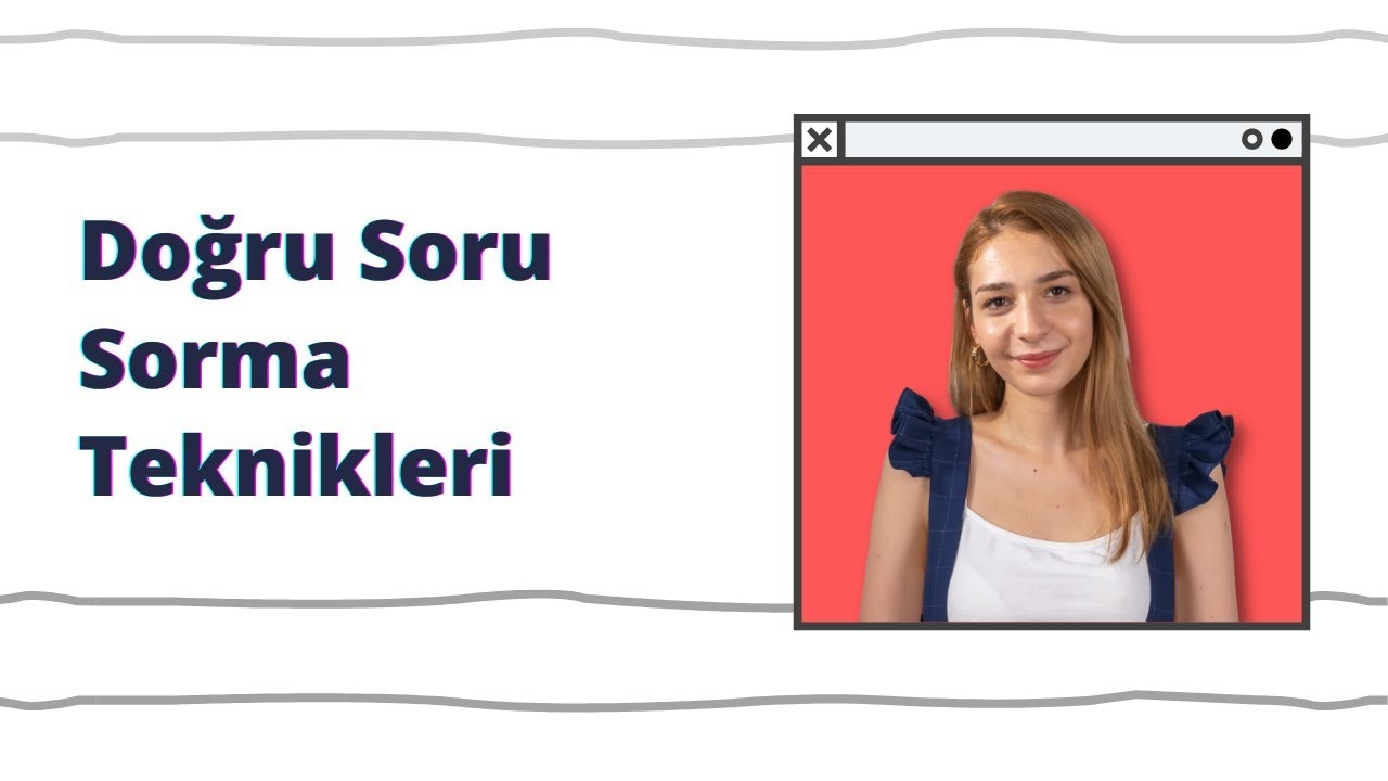 Genç bir kadın kameraya ışıl ışıl gülümsüyor, gözleri sevinçle parıldıyor. Hafif bir teni var ve saçları yüzünden geriye doğru toplanmış. Üzerinde siyah ve mor işlemeli beyaz bir tişört ve göğsünün ortasında basılı bir logo var. Doğrudan kameraya bakıyor, dudakları sıcak bir gülümsemeyle kıvrılmış. Duruşu rahat ve kendinden emin. Görüntünün arka planında beyaz bir dikdörtgen, mavi bir metin ve beyaz zemin üzerine yazılmış siyah bir harf yer alıyor.