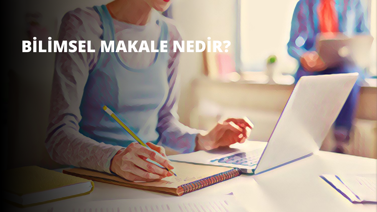 Bir kadın masa başında dizüstü bilgisayarının önünde oturuyor. Bir not defterine bir şeyler yazıyor ve dikkatle ekrana bakıyor. Elleri klavyenin üzerinde duruyor ve yüzü konsantrasyon içinde odaklanmış. Masanın üzerinde sarı kenarlıklı beyaz bir kâğıt ve bir fincan kahve var. Arkasında beyaz çarşaflı ve mavi battaniyeli bir yatak var. Oda, sıcak ve davetkâr bir atmosfer sağlayan bir lamba ile aydınlatılmıştır. Kadın beyaz bir gömlek, mavi bir kot pantolon ve kahverengi ayakkabılar giymiştir. Uzun, kahverengi saçları at kuyruğu şeklinde arkaya toplanmıştır. Görüntü kadının yakın çekimidir ve onun adanmışlık ve kararlılık ifadesini görmemizi sağlar.