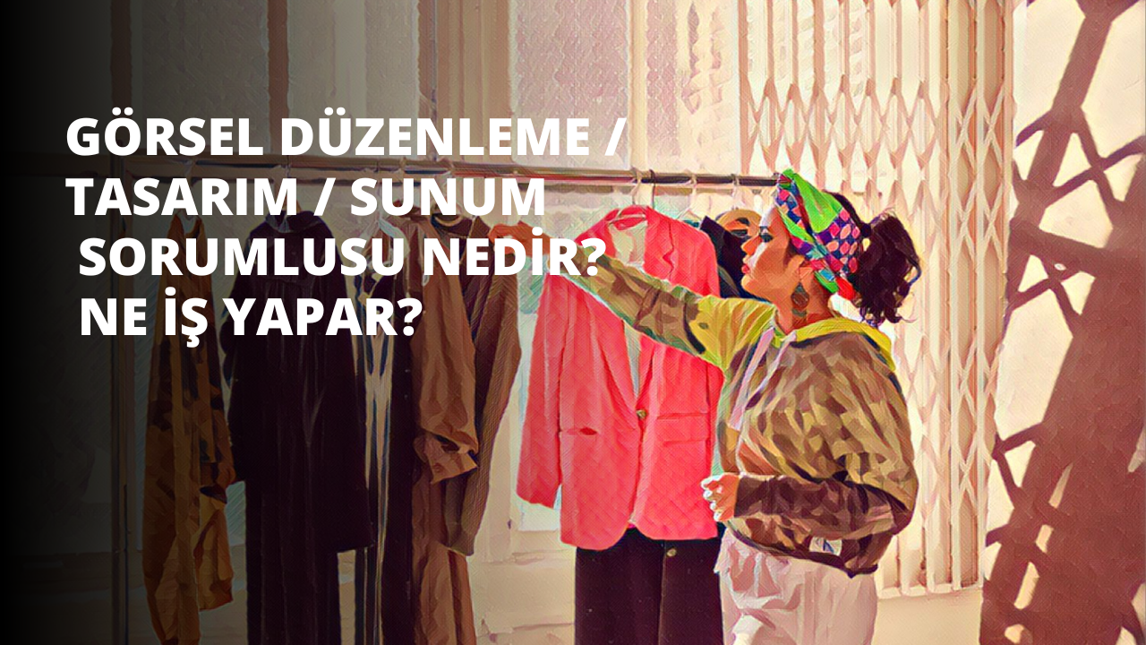 Genç bir kadın renkli bir saç bandı takmış ve çeşitli giyim eşyalarını işaret ederek bir odada duruyor. Başına yakın renkli bir şapka ile pembe bir ceket giyiyor ve arka planda bir çitin gölgesi görülebiliyor. Kadın, kahverengi bir kumaşın süslediği bir duvarın önünde duruyor ve köşede kırmızı bir perdenin yakın çekimi görülüyor. Odadaki giyim eşyalarına odaklanırken elinde bir eşarp tutmaktadır. Çerçevede bir eşarbın yakın çekimi de görülebiliyor. Kıyafet ve aksesuarların canlı renkleri sahneye neşeli bir hava katıyor.