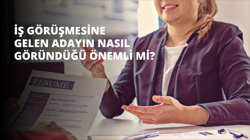 Bir kadın bir elinde kağıt, diğer elinde kalemle masada oturmaktadır. Yüzü kameraya dönüktür ve gözleri kâğıda odaklanmıştır. Yüz ifadesi düşünceli ve dudakları hafifçe aralanmış. Beyaz bir bluz ve siyah bir etek giymiştir. Masa ahşaptan yapılmıştır ve kağıt beyaz ve pürüzsüzdür. Arka plan nötr ve bulanık. Işık sıcak ve doğaldır ve kadının yüzüne yumuşak bir parlaklık verir. Etrafı huzurlu bir atmosferle çevrili ve atmosfer davetkâr ve rahatlatıcı.