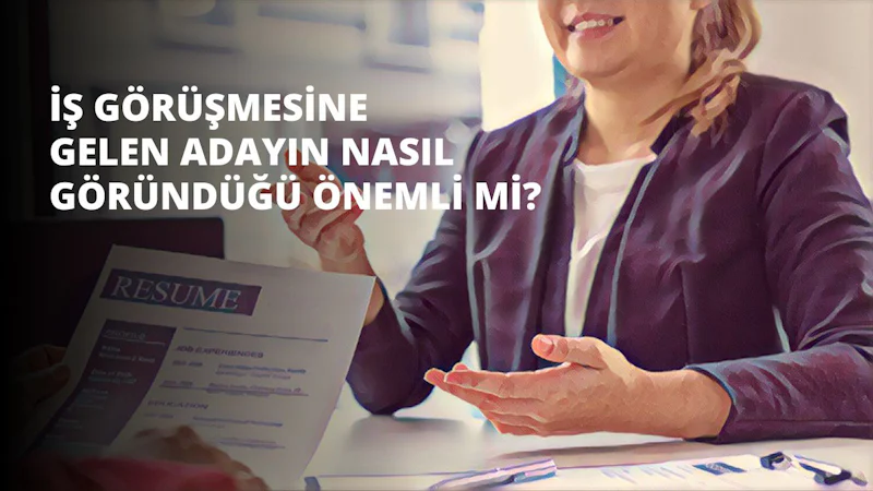 Bir kadın bir elinde kağıt, diğer elinde kalemle masada oturmaktadır. Yüzü kameraya dönüktür ve gözleri kâğıda odaklanmıştır. Yüz ifadesi düşünceli ve dudakları hafifçe aralanmış. Beyaz bir bluz ve siyah bir etek giymiştir. Masa ahşaptan yapılmıştır ve kağıt beyaz ve pürüzsüzdür. Arka plan nötr ve bulanık. Işık sıcak ve doğaldır ve kadının yüzüne yumuşak bir parlaklık verir. Etrafı huzurlu bir atmosferle çevrili ve atmosfer davetkâr ve rahatlatıcı.