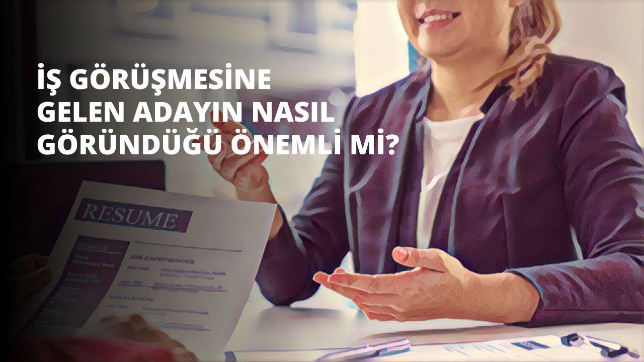 Bir kadın bir elinde kağıt, diğer elinde kalemle masada oturmaktadır. Yüzü kameraya dönüktür ve gözleri kâğıda odaklanmıştır. Yüz ifadesi düşünceli ve dudakları hafifçe aralanmış. Beyaz bir bluz ve siyah bir etek giymiştir. Masa ahşaptan yapılmıştır ve kağıt beyaz ve pürüzsüzdür. Arka plan nötr ve bulanık. Işık sıcak ve doğaldır ve kadının yüzüne yumuşak bir parlaklık verir. Etrafı huzurlu bir atmosferle çevrili ve atmosfer davetkâr ve rahatlatıcı.