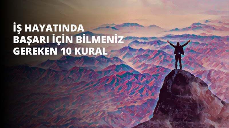 Bir kişi bir dağın tepesinde, kollarını havaya açmış durmaktadır. Arkasındaki gökyüzü koyu mavidir ve kişi gökyüzüne karşı siluet halinde durmaktadır. Beyaz bir gömlek giymektedir ve uzakta kahverengi bir arka plan görülebilmektedir. Kişi, etrafına küçük taşlar saçılmış kayalık bir yüzeyde durmaktadır. Güneş ufukta batıyor ve hafif bir rüzgâr sahneyi okşuyor. Kişi, çevresinin güzelliğini seyrederken bir an derin düşüncelere dalmış gibi görünüyor.