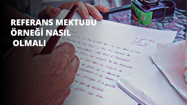 Bir kâğıt üzerine yazı yazan ve kalem tutan bir kişinin ellerine yakın çekim. El kalemi sıkıca kavramış ve sayfa boyunca güçlü bir vuruş yapıyor gibi görünüyor. Kişinin üzerinde beyaz bir gömlek var ve kağıt sarının açık bir tonunda. Kişinin yüzü görünmüyor, ancak konsantrasyonu ve odaklanması net. Arka planda, kitapların ve diğer eşyaların bulunduğu ahşap raflar var. Odadaki aydınlatma parlak ve renkler canlı.