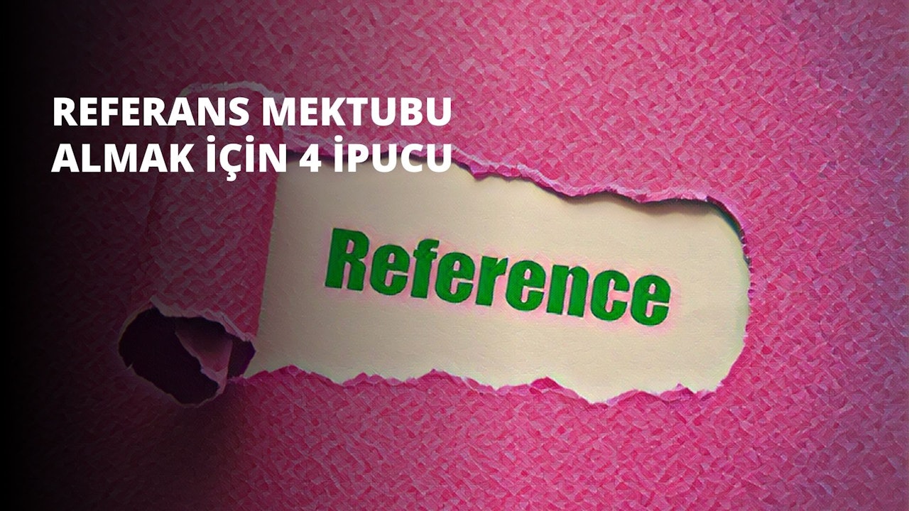 Ön planda, üzerinde yeşil bir kelime yazılı yırtık pembe bir kağıt tutan bir kişinin elinin yakın çekimi görülüyor. Kağıt hafifçe buruşmuş ve kenarı boyunca birkaç küçük yırtık var. Arka planda, ortasında pembe ve siyah bir nesne bulunan bir tabelanın yakın çekimi görülüyor. Tabela hafifçe solmuş gibi görünüyor. Kâğıttaki kelime kalın, yeşil bir yazı tipiyle yazılmış ve sayfanın ortasına yerleştirilmiş. Kişinin eli sol alt köşede, kağıdı hafifçe kavrarken görülüyor.