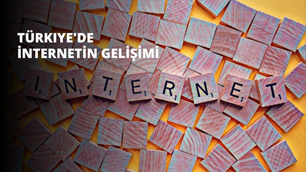 Bu görüntü, üzerlerine beyaz harfler basılmış büyük bir ahşap karo yığınını göstermektedir. Karolar düzgün bir yığın halinde dizilmiş ve her karonun üzerinde farklı boyut ve renkte harfler basılı. Ön planda, birkaç karonun üzerine dağıldığı parlak sarı bir yüzey görülebilir. Arka planda, daha büyük bir yığın oluşturan birkaç karo daha görülebilir. Daha yakından bakıldığında, üzerinde büyük siyah bir harf bulunan pembe bir karo ve üzerinde harfler bulunan birkaç karo daha görülüyor. Bu görüntü, karolar ilginç bir desen oluştururken harfler de gizemli bir hava katarak eşsiz bir anı yakalıyor.