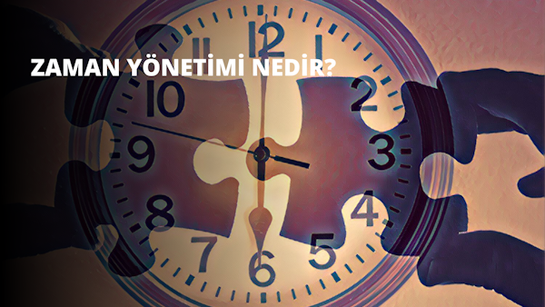 Resimde yapboz parçası olan bir saat görülmektedir. Saat dikdörtgen şeklindedir ve siyah bir çerçeveye sahiptir. Saatin ön yüzü beyazdır ve üzerinde siyah rakamlar ve ibreler vardır. Saatin sağında dikdörtgen bir bulmaca parçası vardır. Parça sarıdır ve etrafında mavi bir kenarlık vardır. Saat ve yapboz parçası beyaz bir yüzey üzerinde yer almaktadır. Görüntünün arka planı hafifçe bulanıklaştırılarak yumuşak bir odak efekti verilmiştir. Saatin üzerindeki zaman yaklaşık 10:10'dur. Görselin sıcak ve davetkar bir havası vardır.