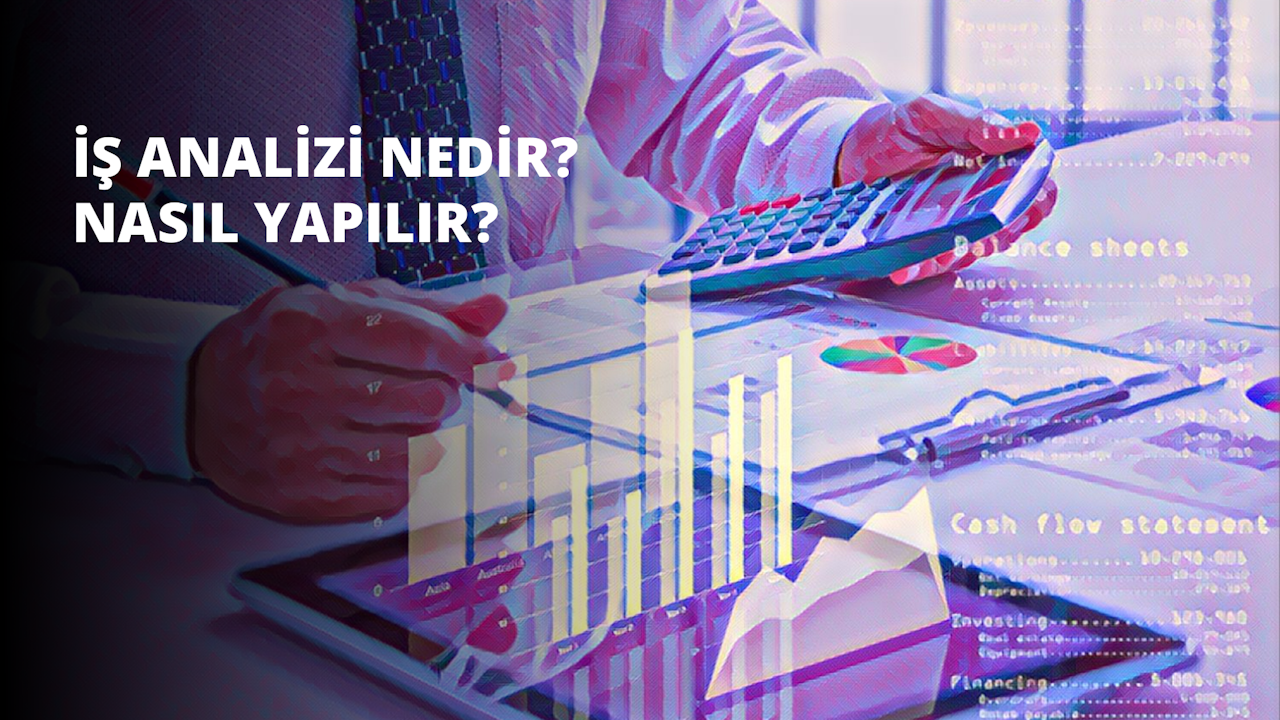 Hesap makinesi kullanan bir adamın yakın plan görüntüsü. Kravatlı beyaz bir gömlek ve siyah bir ceket giymektedir. Hesap makinesine odaklanmış, sağ eli tuşlara basarken sol eli hesap makinesinin üzerinde geziniyor. Çatık kaşları ve büzülmüş dudaklarıyla yüz ifadesi odaklanmış ve yoğundur. Arka plan bulanık ama pembe bir sayfa ve bir klavye görünüyor. Resmin sağ alt tarafında dairesel desenli renkli bir nesne var.