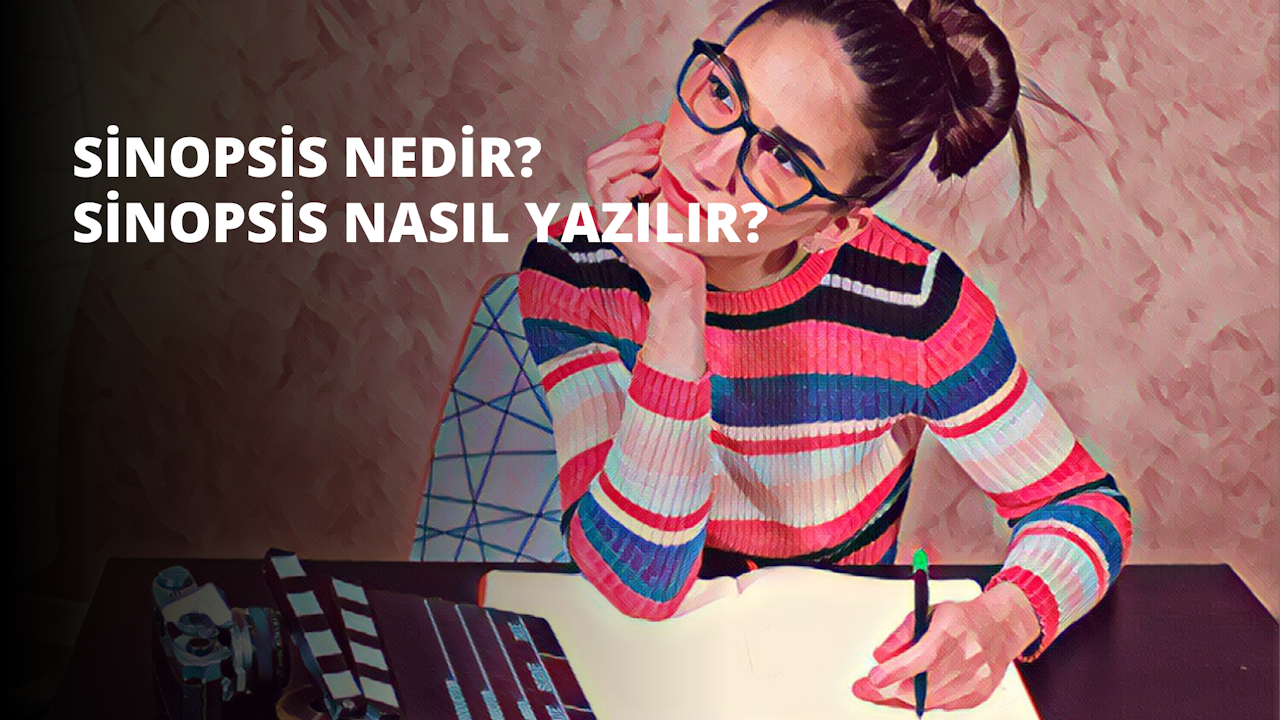 Genç bir kadın elinde bir dizüstü bilgisayar ve bir kalemle masada oturuyor. Elini çenesine dayamış, yüzünde düşünceli bir ifade var. Arka planda çizgileri yakından çekilmiş bir bayrak var. Ayrıca bir kişinin ağzı, beyaz bir yüzey, bir kravat, beyaz bir metin, kırmızı ve beyaz çizgili bir yüzey ve siyah beyaz çizgili bir nesnenin yakın çekimi var. Kadın beyaz bir gömlek, siyah bir blazer ceket ve desenli bir etek giymektedir. Masa, arkasında bej bir duvar olan bir pencerenin önündedir. Masanın üzerinde, kadının yan tarafında sarı bir lamba var.