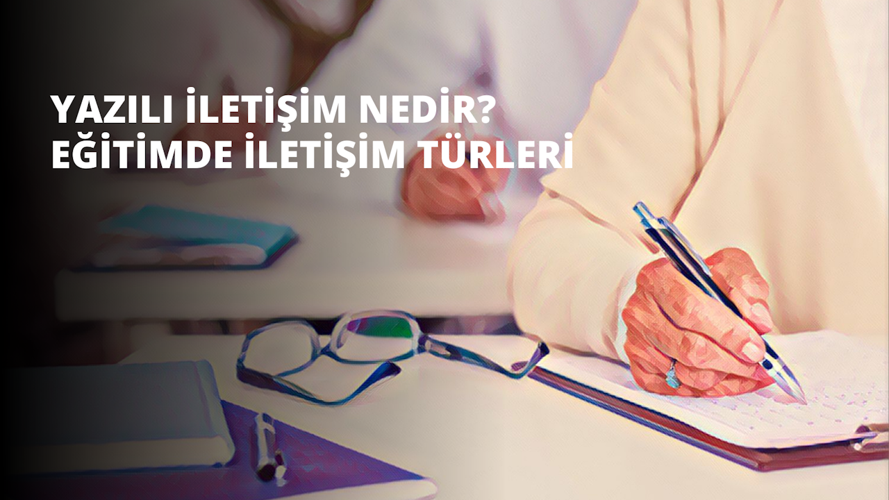 Bir kişi masada oturmuş, bir elinde defter, diğer elinde kalem, dikkatle aşağıya bakıyor. Burun köprüsünün üzerine yerleştirilmiş bir gözlük takıyor ve gözleri konsantrasyon içinde kısılıyor. Arka planda bulanık bir görüntüye sahip bir dizüstü bilgisayar, ön planda ise kişinin kalemi tutan elinin yakın çekimi görülüyor. Kişinin parmakları kalemi sıkıca kavramış, düşüncelerini açık kitaba karalamaya hazırlanıyor. Odanın ışığı kalemden yansıyarak ona parlak bir parlaklık veriyor. Görevi üzerinde çalışan kişinin duruşu rahat ama odaklanmış.